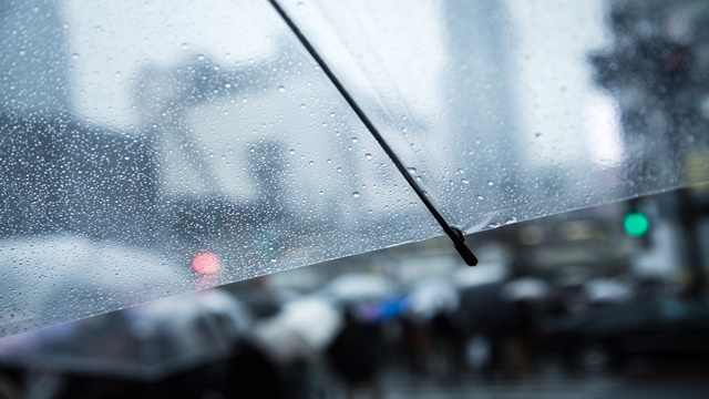 雨の日も窓を開けるべき？湿度が心配ならエアコンの除湿を活用？